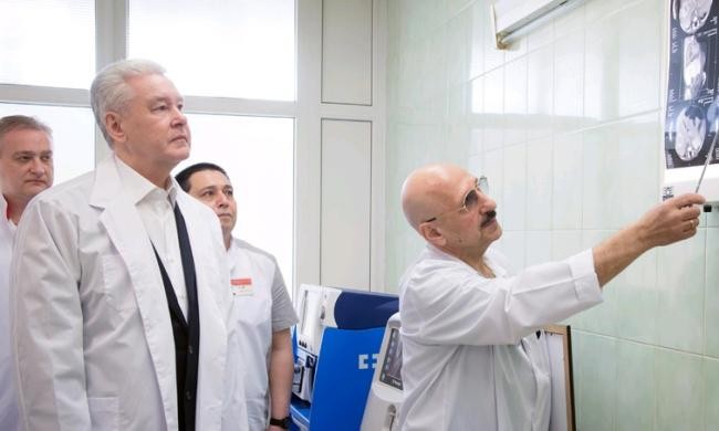 Собянин лично поблагодарил доктора, сделавшего впервые в России операцию на печени новорожденного
